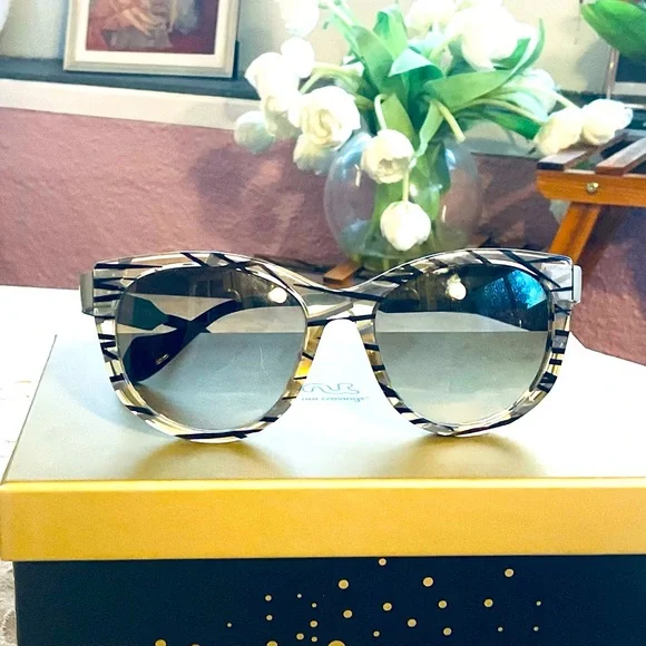 FENDI TRANSLUCENT SUNGLASSES - Picture 2 of 8